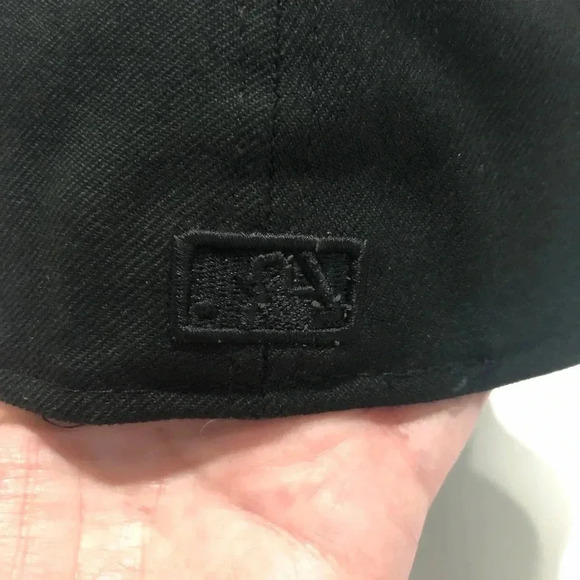 New Era 59Fifty Fitted Blackout Toronto Blue Jays Ball Cap - Picture 6 of 9